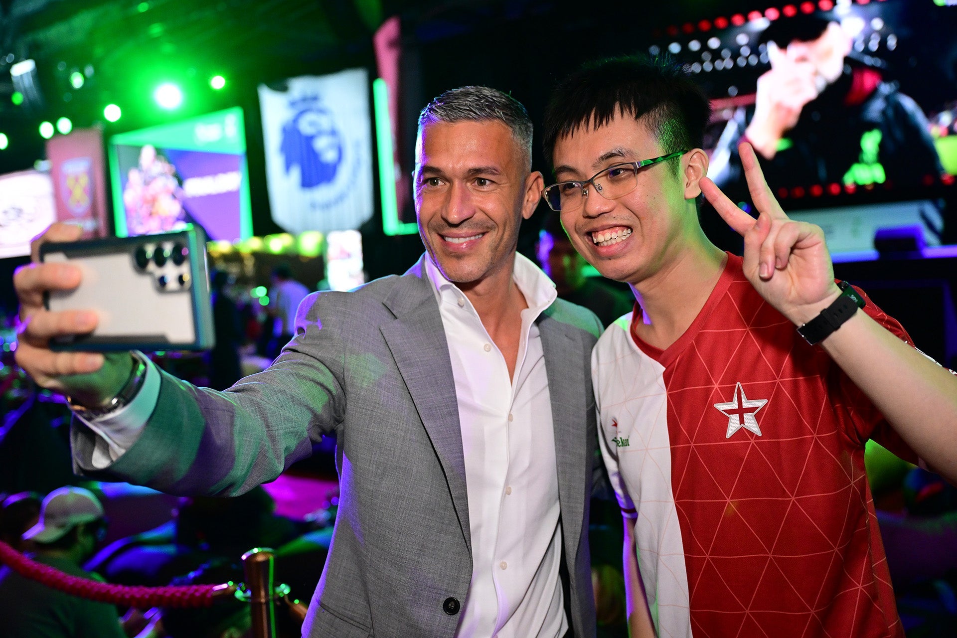 5,000 Football Fans Delight in Football Carnival in Starhub's English Premier League Finale at Marina Bay Sands